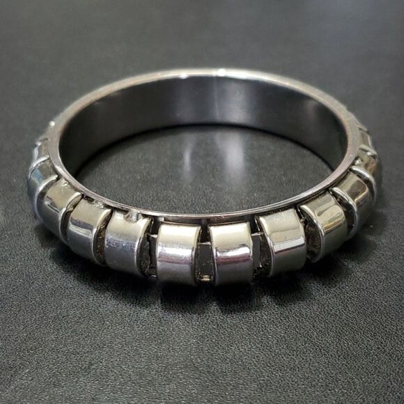 Unbranded Jewelry - *Sale* Silver tone chunky bangle bracelet